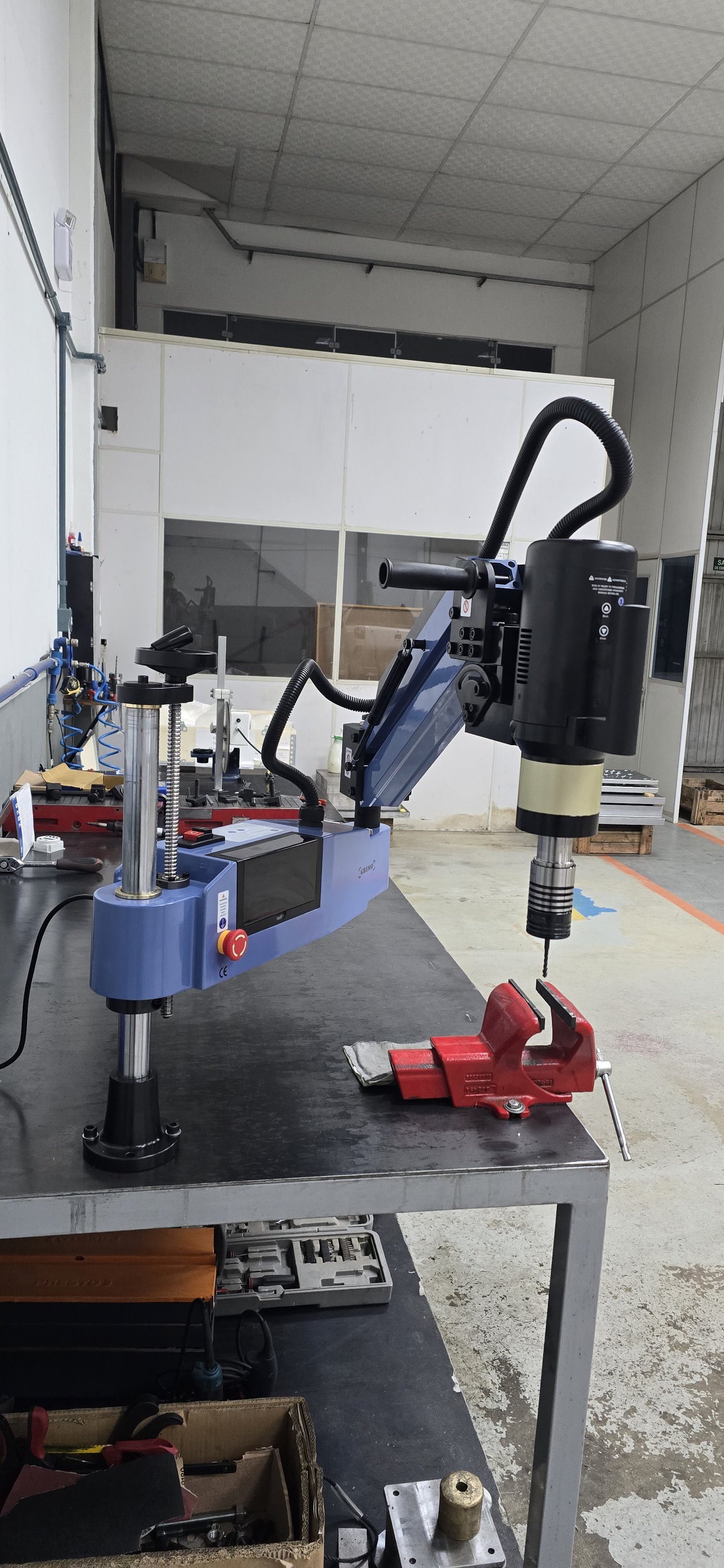 Máquina de rosquear CNC em operação na fábrica TMS Ferramentaria